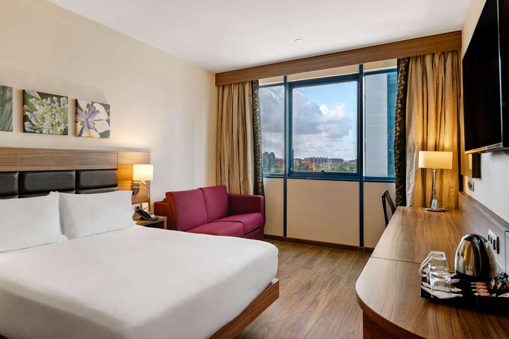Hilton Garden Inn Sevilla Rum bild