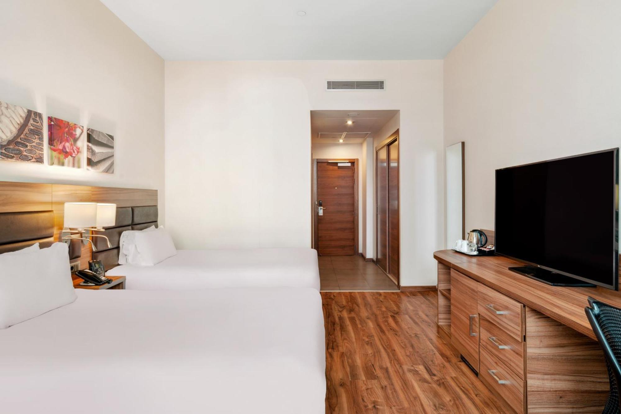 Hilton Garden Inn Sevilla Exteriör bild